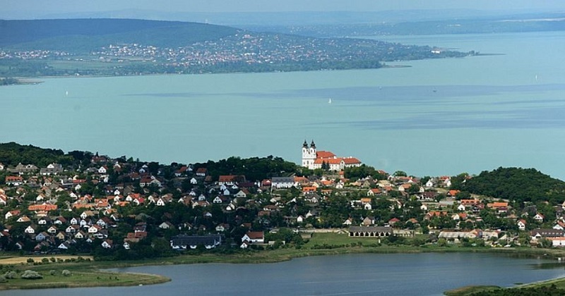 Itt a vége: Orbánék eladják a Balaton legszebb partszakaszának utolsó szabad szegletét