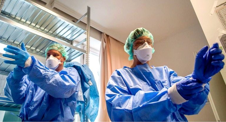 orvosok kék köpenyben egy kórházban
