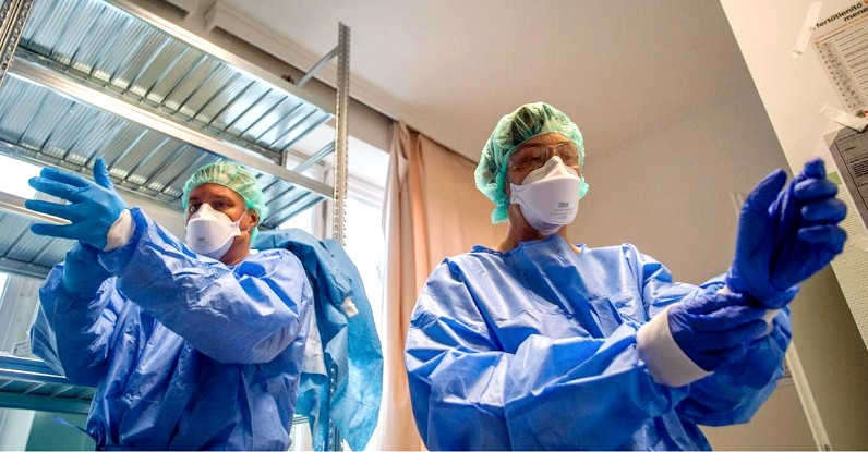 orvosok kék köpenyben egy kórházban