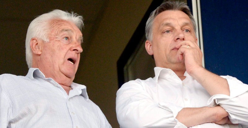 Orbán Győző és Orbán Viktor egymás mellett áll