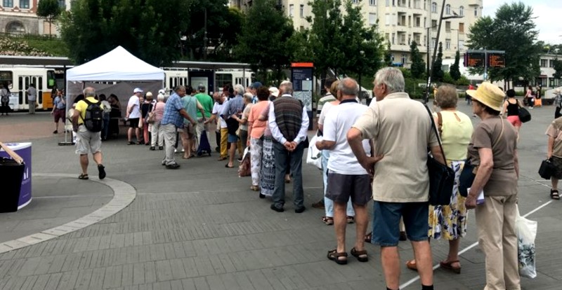 Hatalmas sor áll az előválasztási sátor előtt a budapesti Széll Kálmán téren.