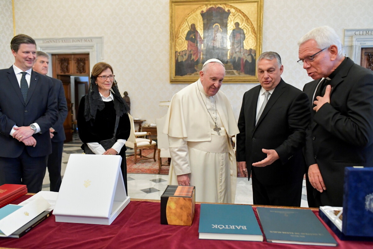 Orbán Viktor Ferenc pápával, valamint feleségével, Lévai Anikóval a Vatikánban