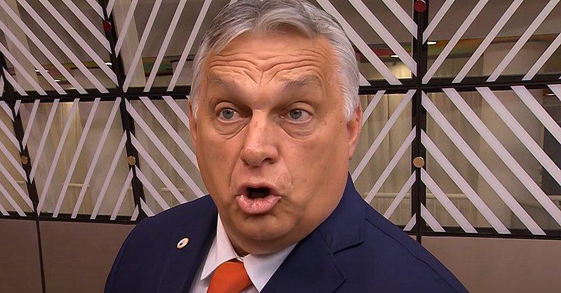 Orbán Viktor sötétkék zakóban, fehér ingben, narancssárga nyakkendőben, ősz hajjal nagyon meglepetten néz, és a kamerába beszél.