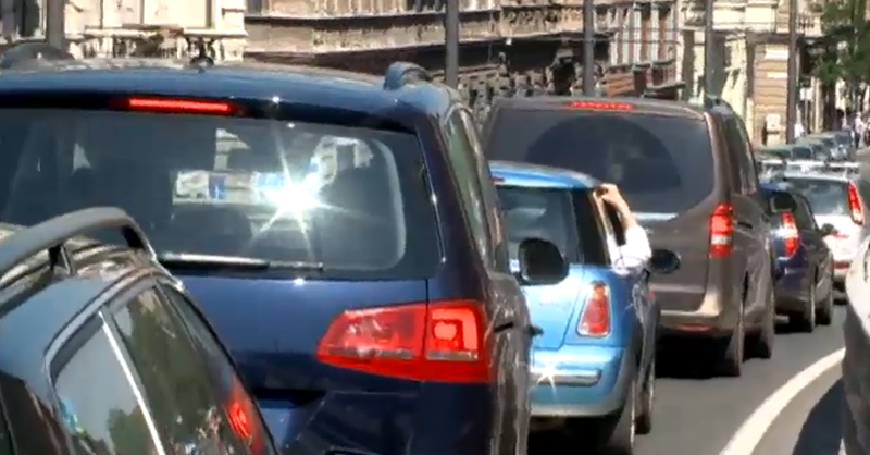 kék, fekete autók várakoznak, kocsisor Budapesten, a fővárosban