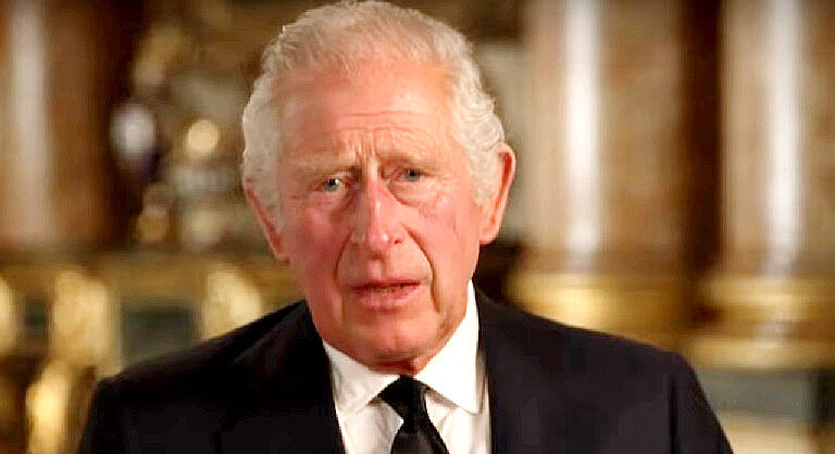 III. Károly brit uralkodó fekete öltönyben, fekete nyakkendőben a kamerával szemben
