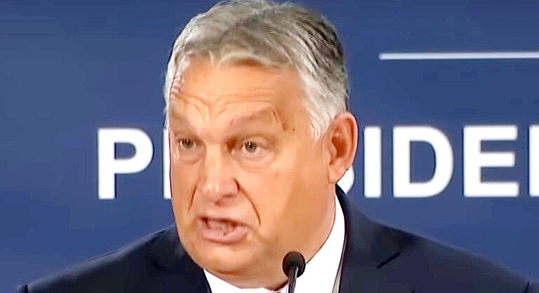 Orbán Viktor idegesen, zakóban, fehér ingben, ősz hajjal, ráncosan, balra nézve beszél.
