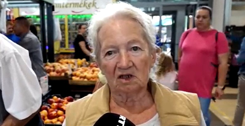 Egy ősz hajú, barna szemű, idős nő interjút ad az RTL Híradó stábjának, és belebeszél a mikrofonba.