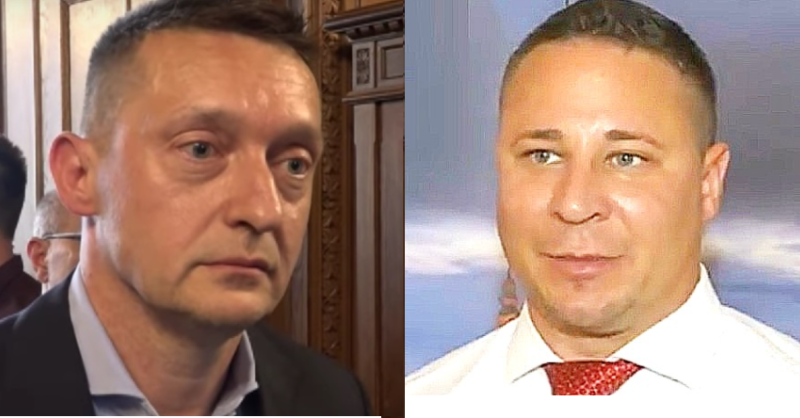 A kép bal oldalán Rogán Antal látszik fáradtan és meggyötörten sötét színű zakóban és világos színű ingben. A kép jobb oldalán Schadl György látható fehér ingben, vörös nyakkendőben, miközben mosolyogva beszél.