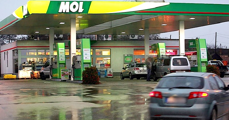 A Mol-benzinkúton sorakoznak a különböző színű autók. Az időjárás csapadékos. Benzin és gázolaj is vásárolható a kúton.