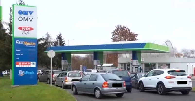 autók állnak a benzinkúton