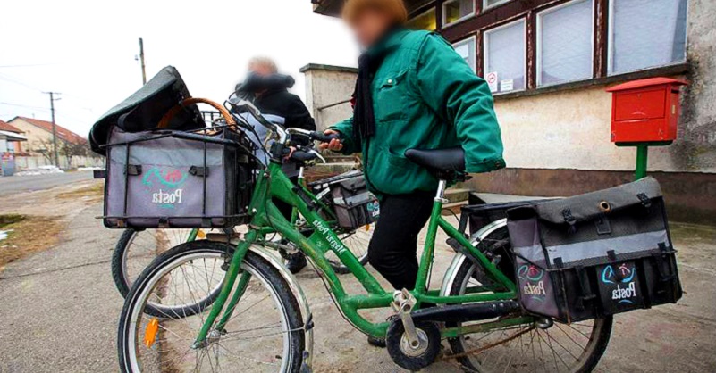 Posta dolgozó zöld kabátban zöld kerékpárral leveleket kézbesít