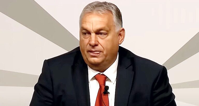 Orbán Viktor, fekete öltöny, fehér ing, narancssárga nyakkendő