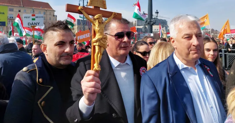 Nem titkolják: Repkednek a milliók Orbánék parlamenti imacsoportjához