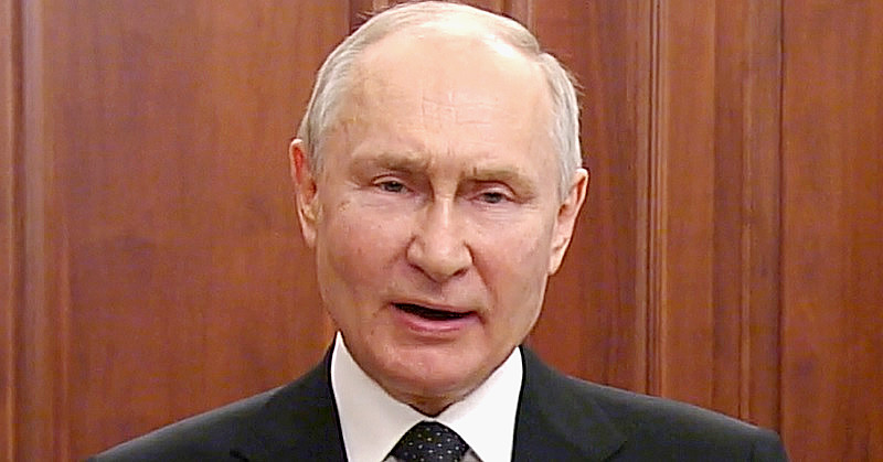 Vlagyimir Putyin fekete öltönyben, nyakkendőben, fehér ingben a kamera előtt beszél
