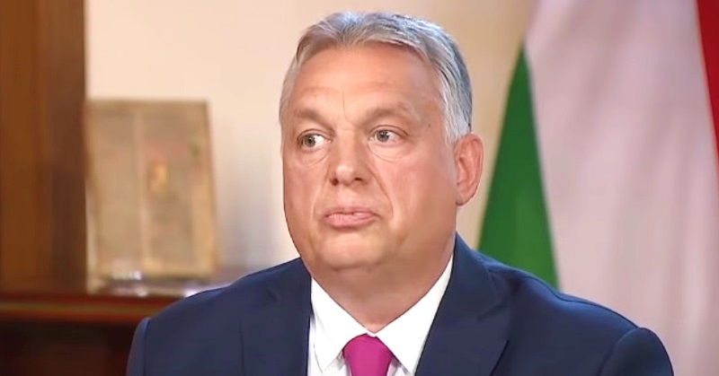 Orbán Viktor öltönyben, nyakkendőben meglepődött