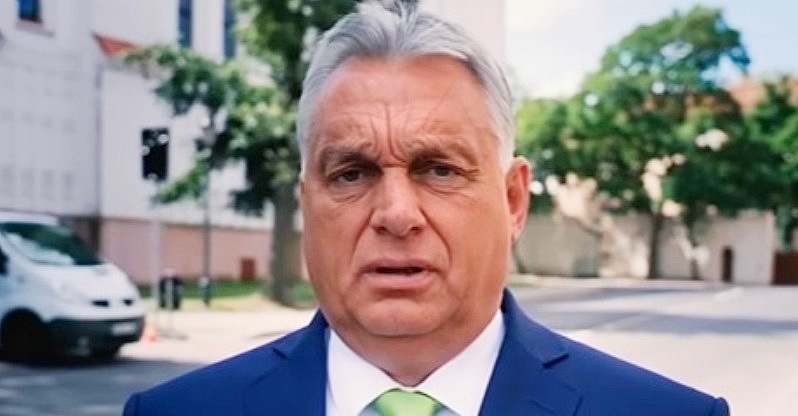Orbán Viktor, kék öltöny, zöld nyakkendő, fehér ing