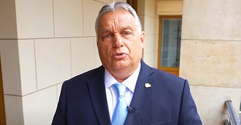 Orbán Viktor, sötétkék öltöny, kék nyakkendő, fehér ing