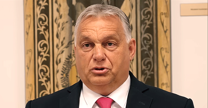 Orbán Viktor fekete öltönyben, rózsaszín nyakkendőben, fehér ingben