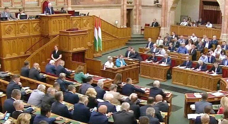 Parlament teli képviselőkkel