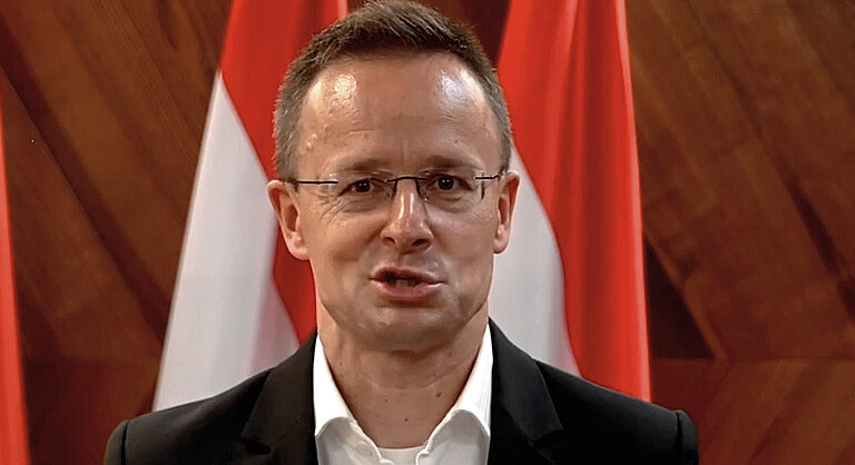 Szijjártó Péter, fekete zakó, fehér ing