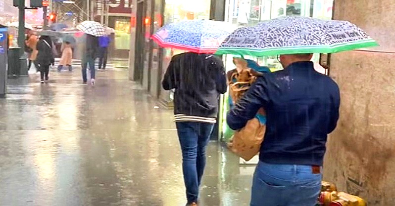 zápor eső szél esernyőt tartó emberek