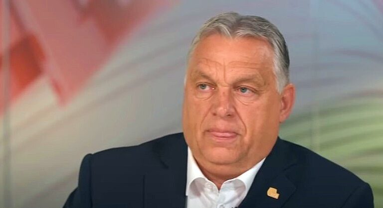 Orbán Viktor interjút ad fekete zakóban, fehér ingben