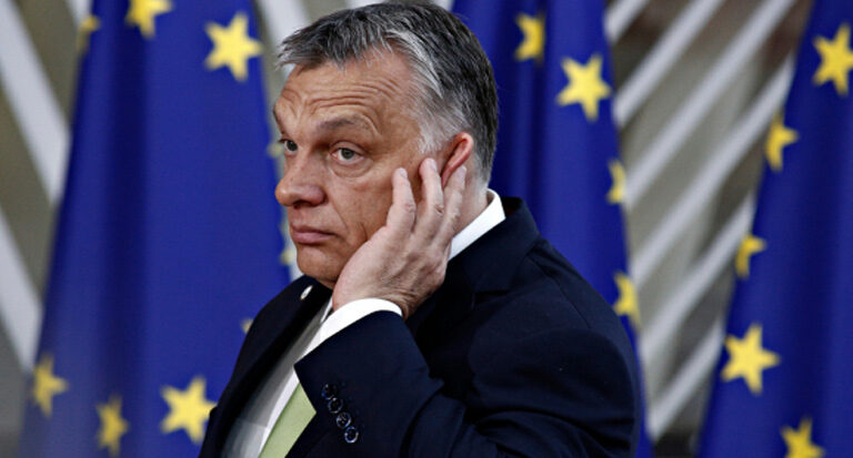 Orbán Viktor fülel