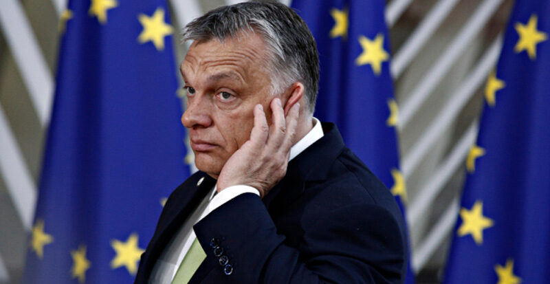 Orbán Viktor fülel