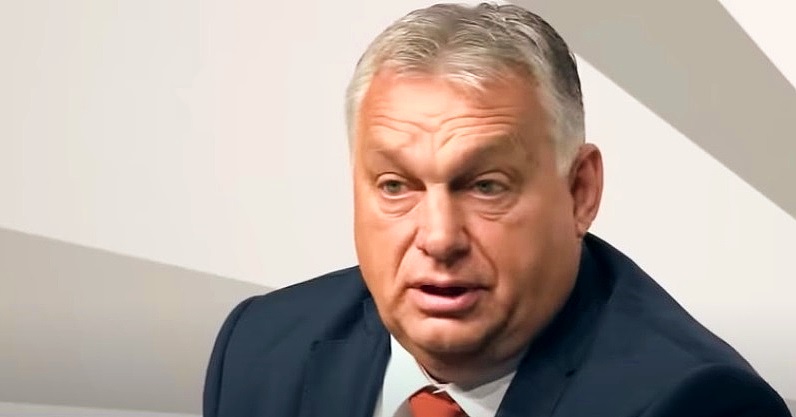 Orbán Viktor fekete öltönyben, narancssárga nyakkendőben nyilatkozik