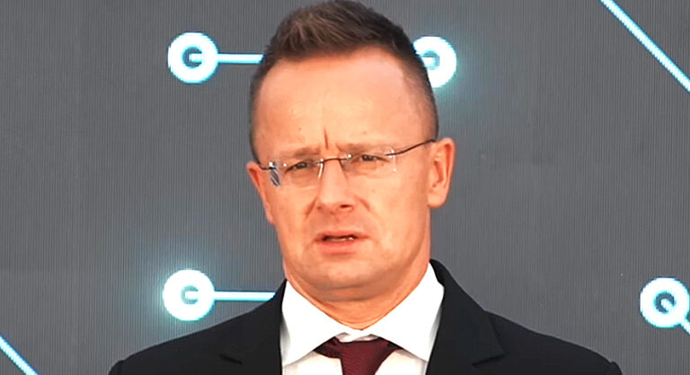 Szijjártó Péter, fekete öltöny, fehér ing