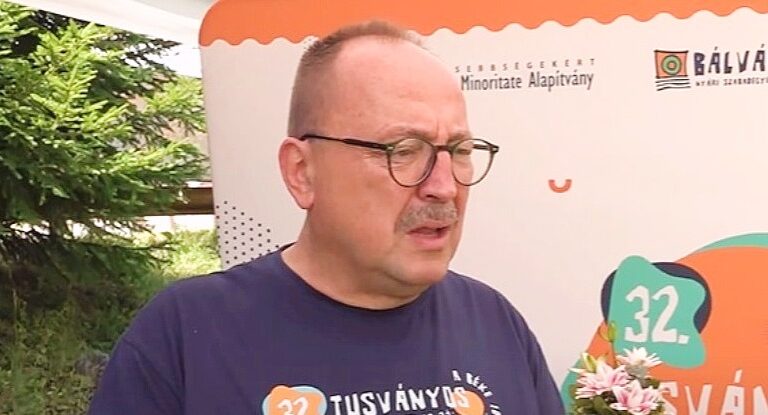 Németh Zsolt pólóban, szemüvegben beszél Tusványoson.