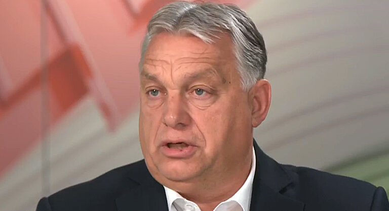 Orbán Viktor, fekete öltöny, fehér ing
