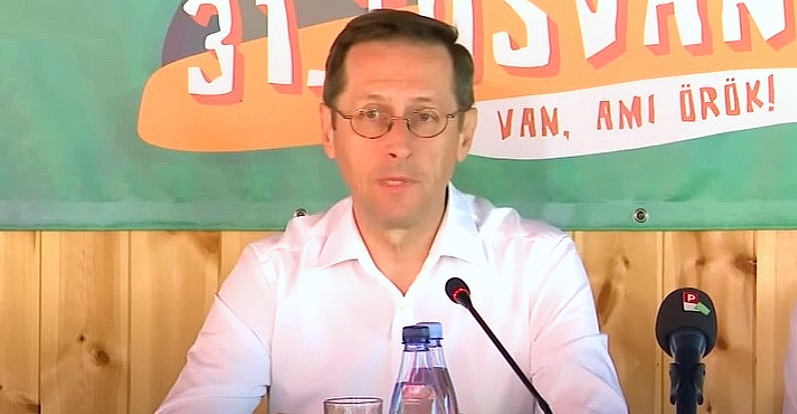 Varga Mihály, mikrofon, fehér ing