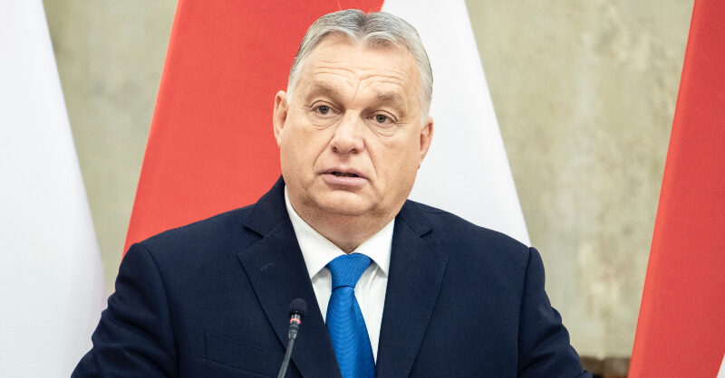 Orbán Viktor fekete öltönyben, kék nyakkendőben, fehér ingben