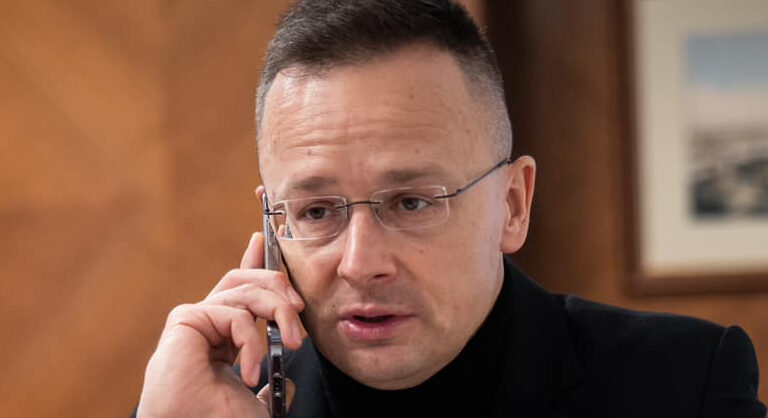 Szijjártó Péter telefonál