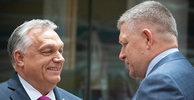 Orbán Viktor és Robert Fico mosolyog