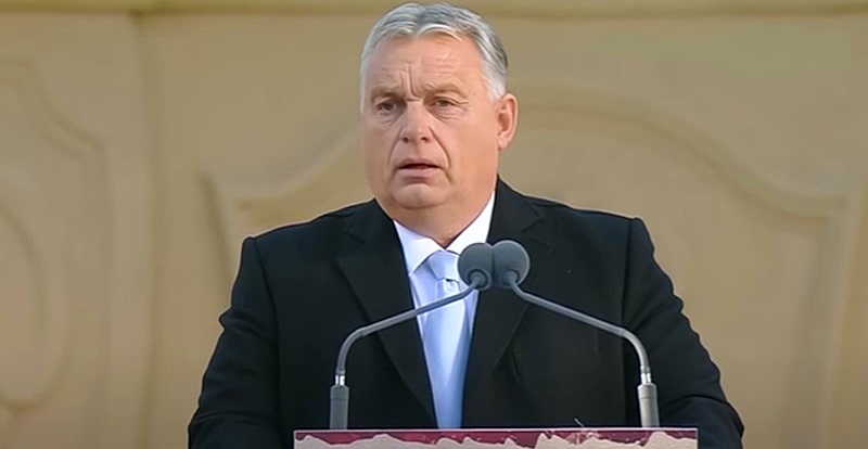 Orbán Viktor fekete öltönyben, fehér ingben, kék nyakkendőben beszédet mond.