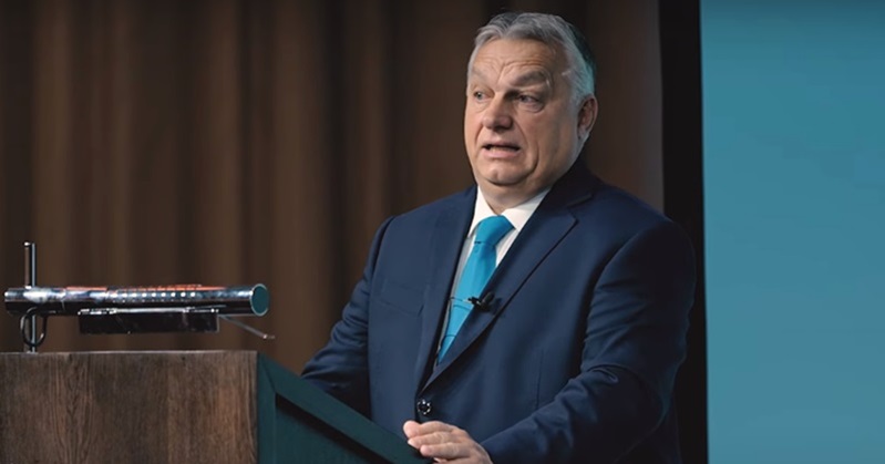 Orbán Viktor, sötétkény öltöny, kék nyakkendő, fehér ing