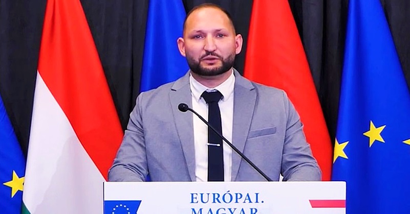 Varga Ferenc, az árnyékkormány bér- és munkaügyi árnyékminisztere kék öltöny, fehér ing, fekete, nyakkendő