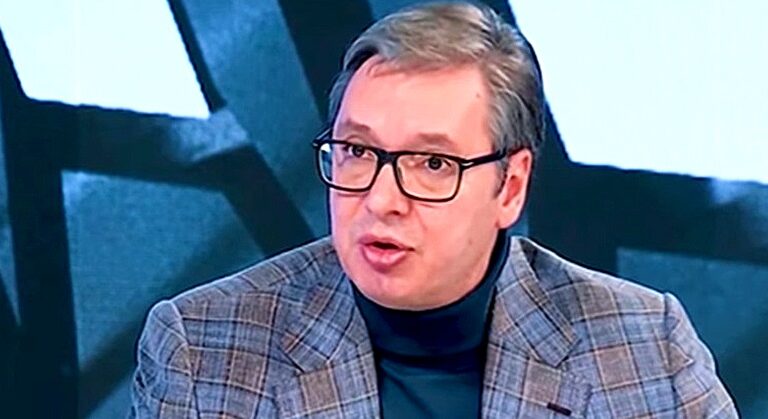 Aleksandar Vučić, kockás öltöny, fekete pulóver