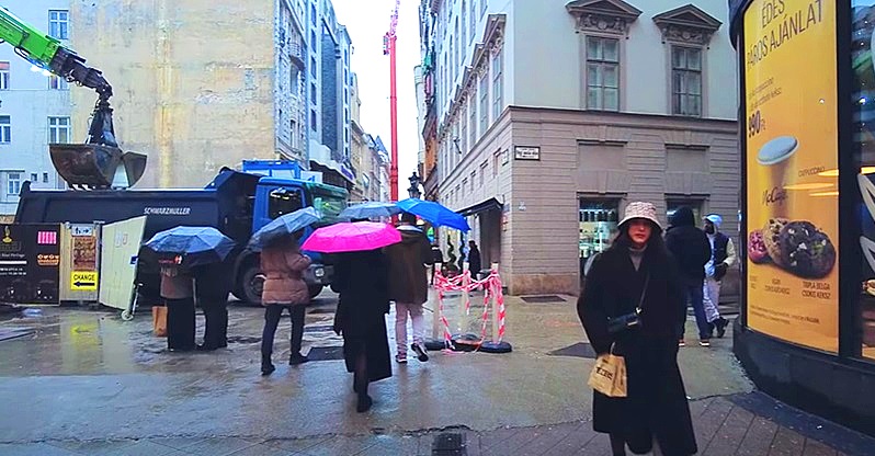 Utca, emberek, eső, esernyők