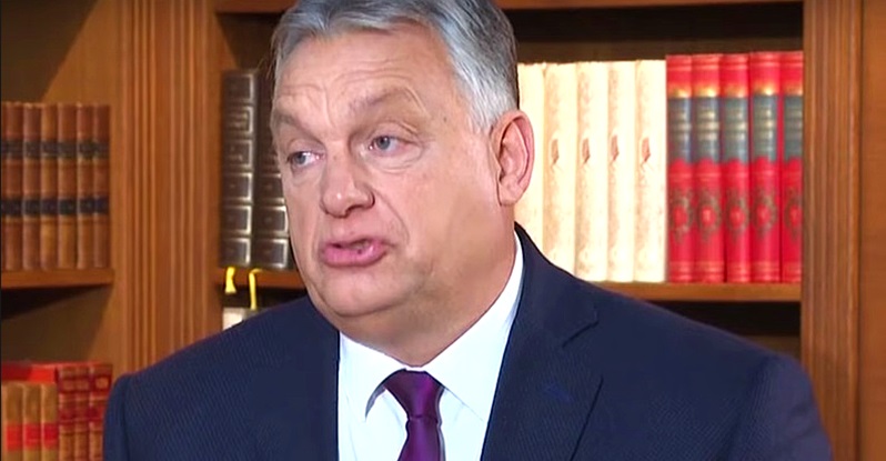 Orbán Viktor, sötétkék öltöny, lila nyakkendő, fehér ing
