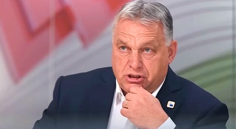 Orbán Viktor, sötétkék öltöny, fehér ing, stúdió, mikrofon