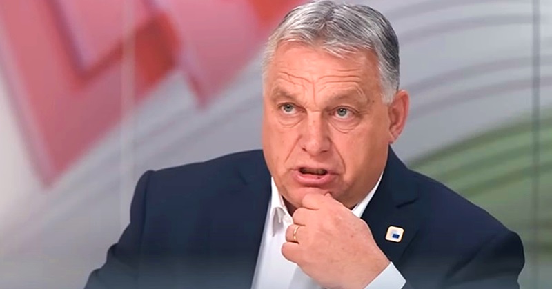 Orbán Viktor, sötétkék öltöny, fehér ing, stúdió, mikrofon