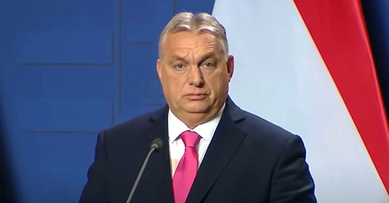 Orbán Viktor fekete öltönyben, fehér ingben, rózsaszín nyakkendőben