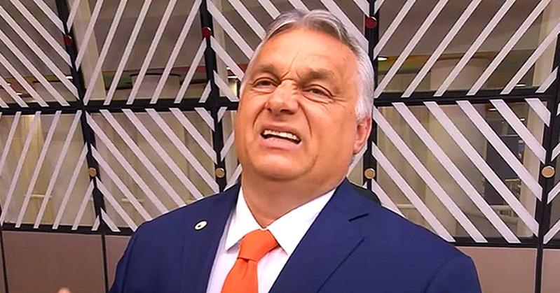 orbán viktor kék öltönyben narancssárga nyakkendőben furcsa arcot vág
