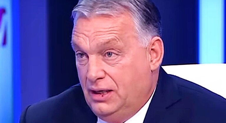 Orbán Viktor öltönyben, ingben