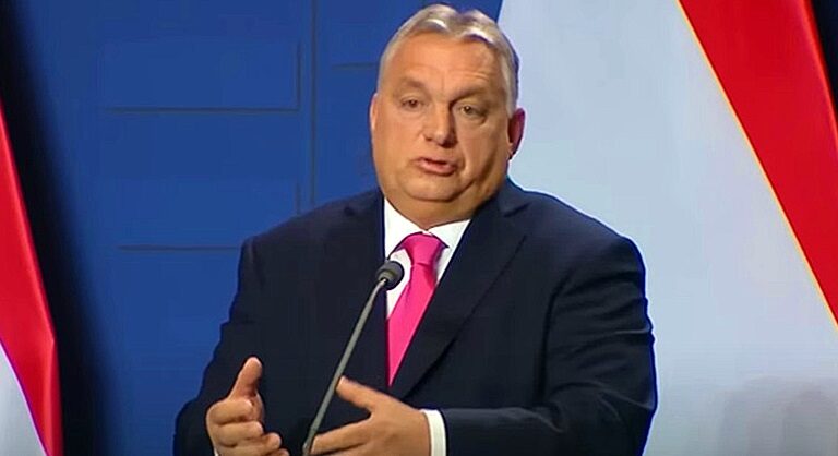 Orbán Viktor, fekete öltöny, fehér ing, rózsaszín nyakkendő
