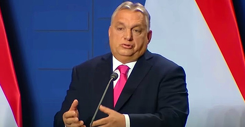 Orbán Viktor, fekete öltöny, fehér ing, rózsaszín nyakkendő