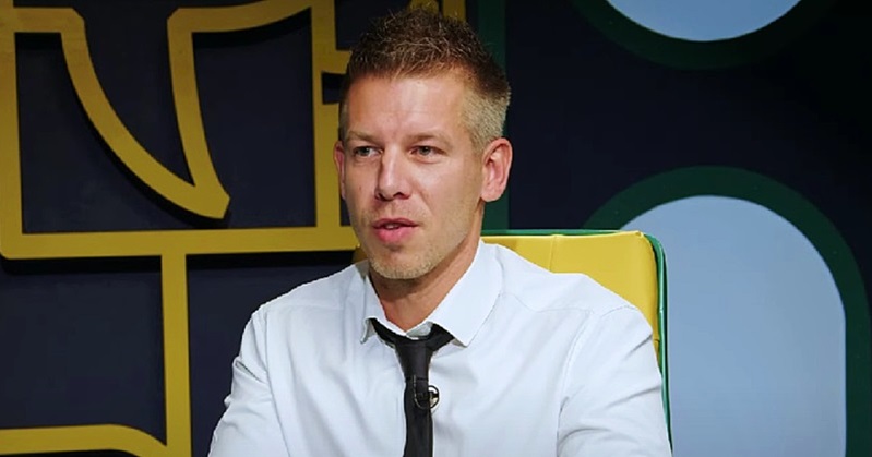 Magyar Péter fehér ingben, nyakkendőben interjút ad